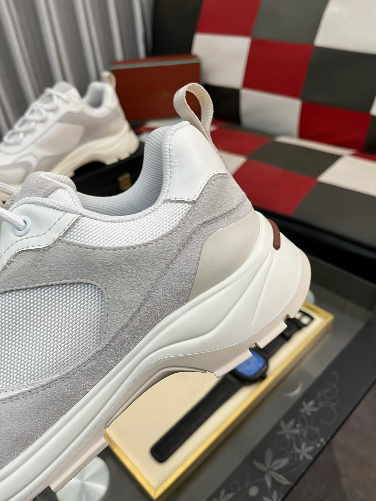 Men's shoes 💰520 ⌚️⌚️ Loro Piana's classic popular lp top version of Pili casual shoes. It turns out that these are the casual shoes that are said to be able to walk 20,000 steps without tiring your feet. This pair has both good looks and feel. You will be completely lost as soon as you step on it ~ The minimalist design is eye-catching and durable, and it is a bonus for dressing. The soft feeling on the feet has outstanding texture, and it is very nice without abrasion on the feet. The soft and waxy soles make it easy to wear for daily use for a long time. Who can resist a pair of versatile and good-looking loafers? Don't be too elegant at all, the feel and texture of the feet are good, the key is to make the legs look longer and not tire the feet, the main thing is that it is just right!        Material: Original cowhide Lining: Original sheepskin Outsole: Original sole Size: 38-44
